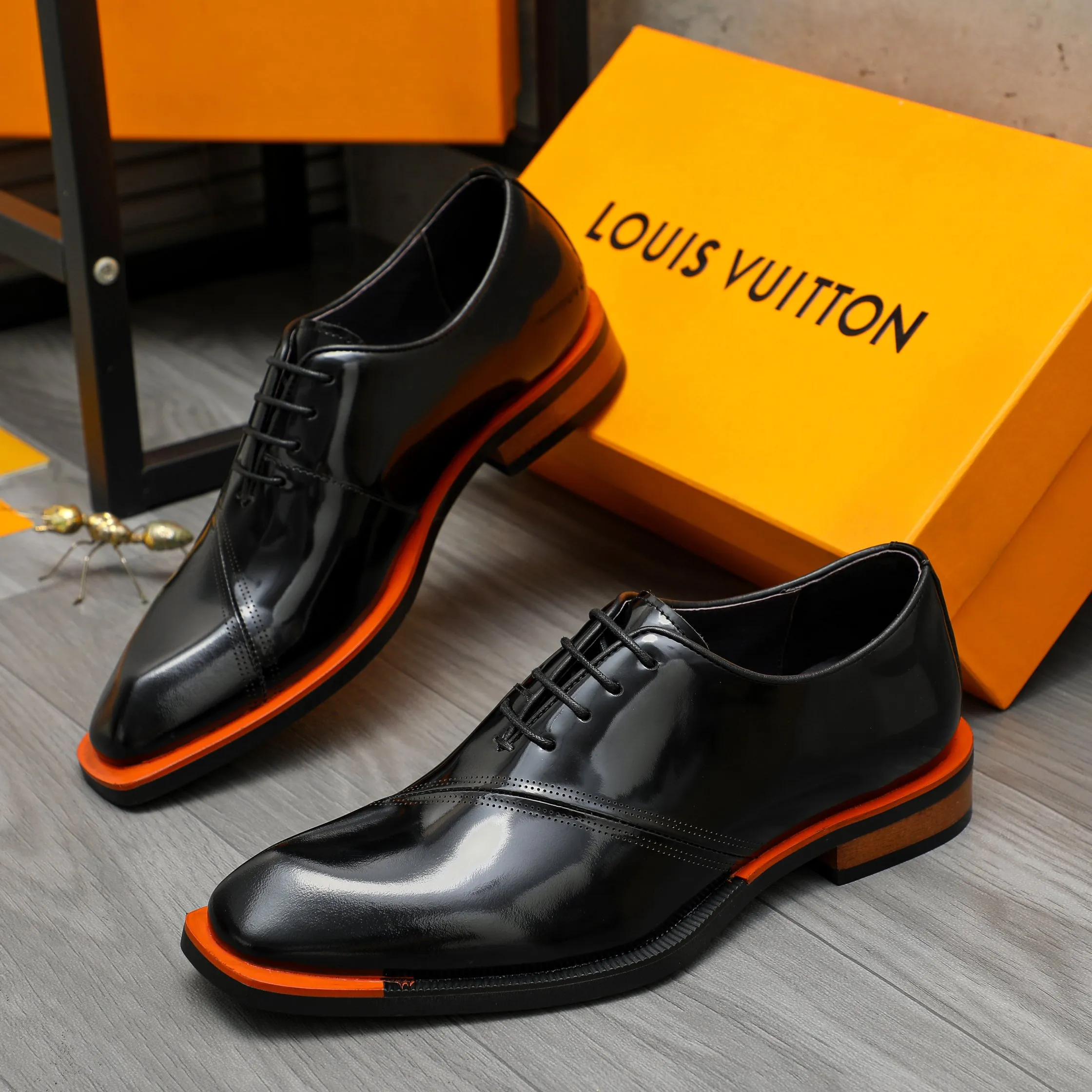Men's shoes 💰580 Product trademark: LV "Louis Vuitton" business lace-up formal leather shoes Regular size: 37-46 Product materials: Selected pearlescent cowhide upper, pigskin lining, rubber outsole